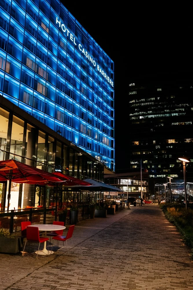 Façade bleue illuminée d'un hôtel-casino photographiée de nuit lors d'un reportage corporate.