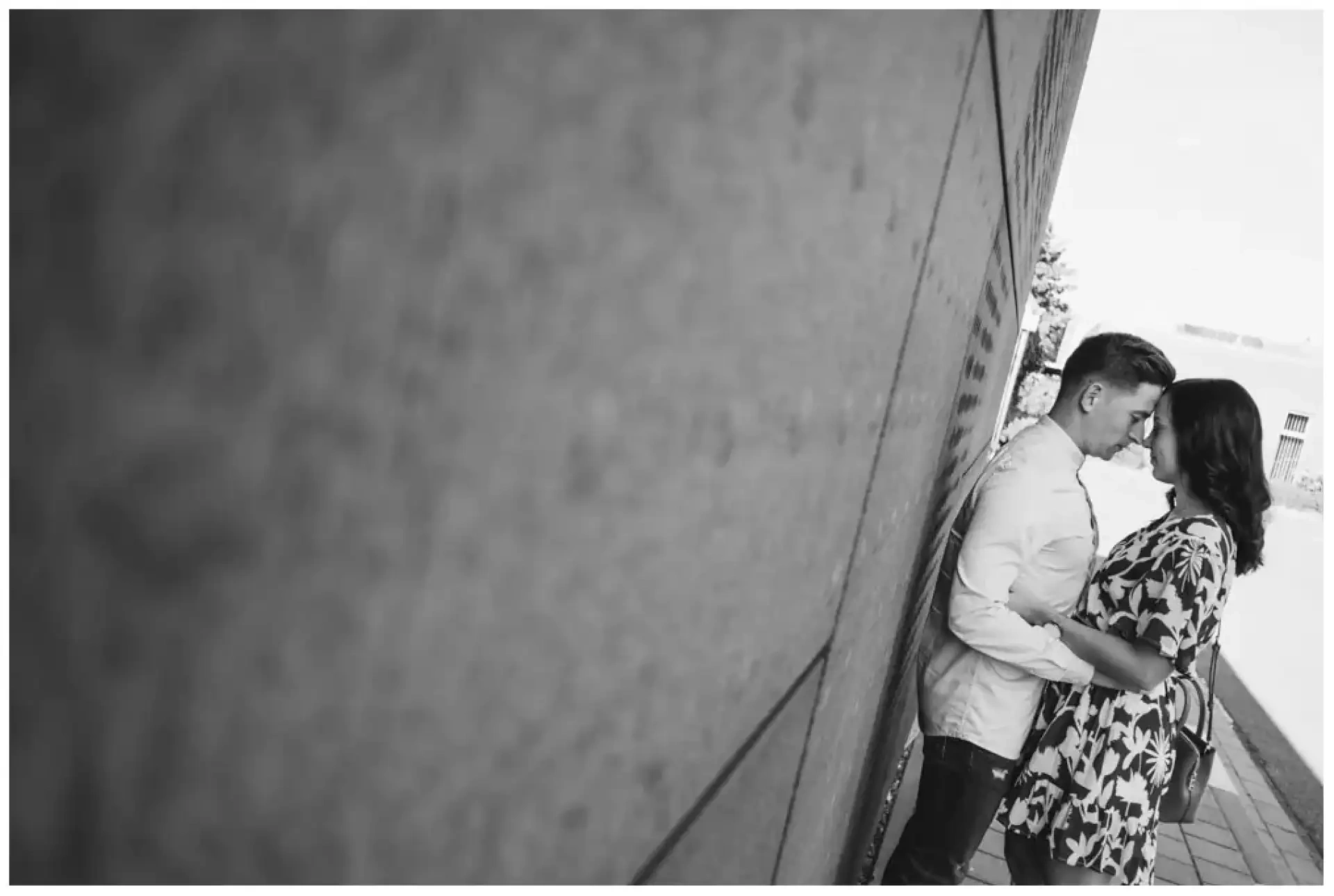 Manon et Jimmy face à face contre un mur courbe, dans une photographie en noir et blanc.