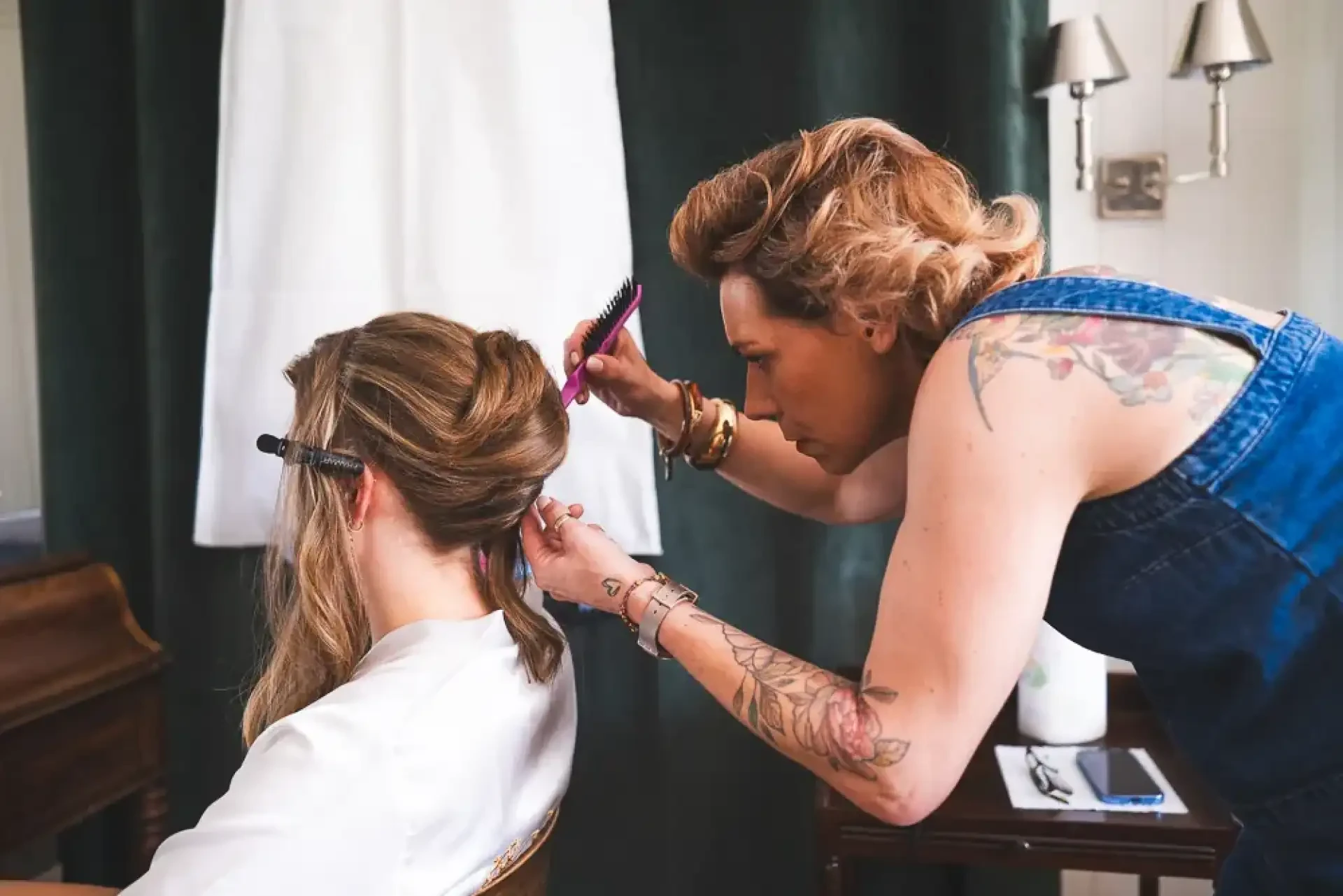 Une proche fixe un bijou dans le chignon de Célia.