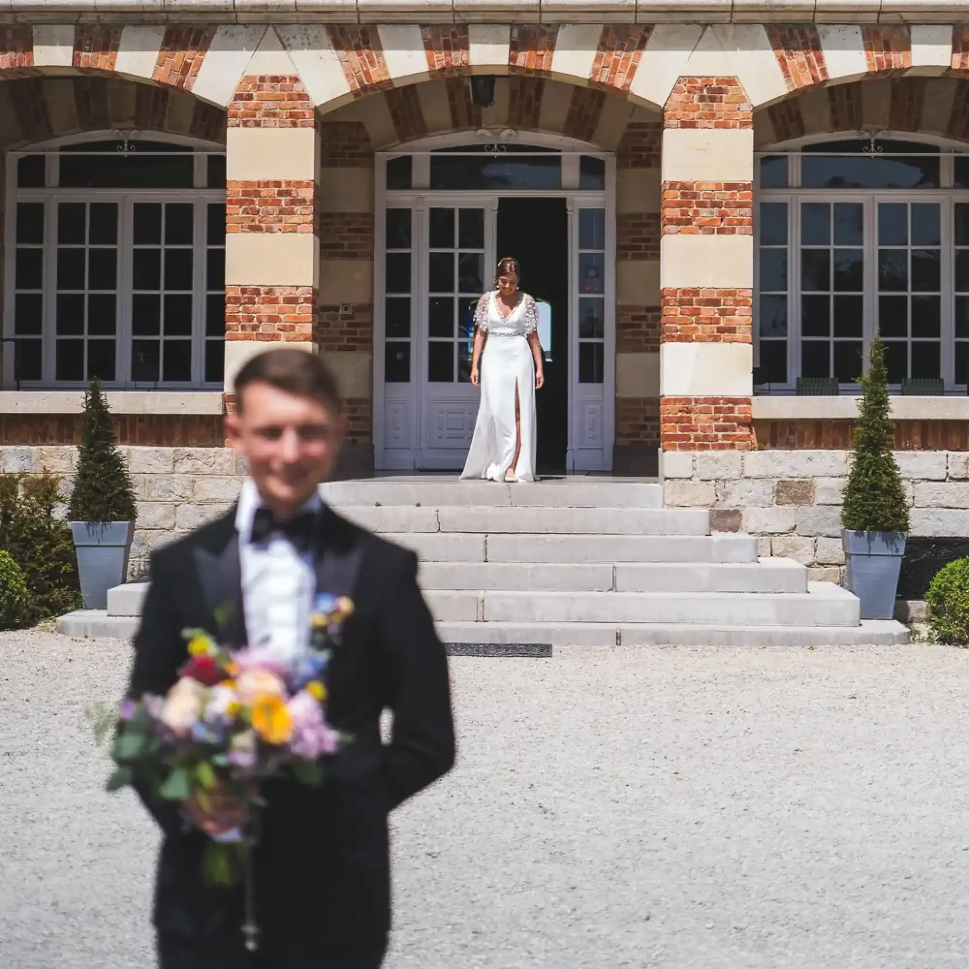 Louis découvre Célia sur les marches devant le Clos Barthélemy.
