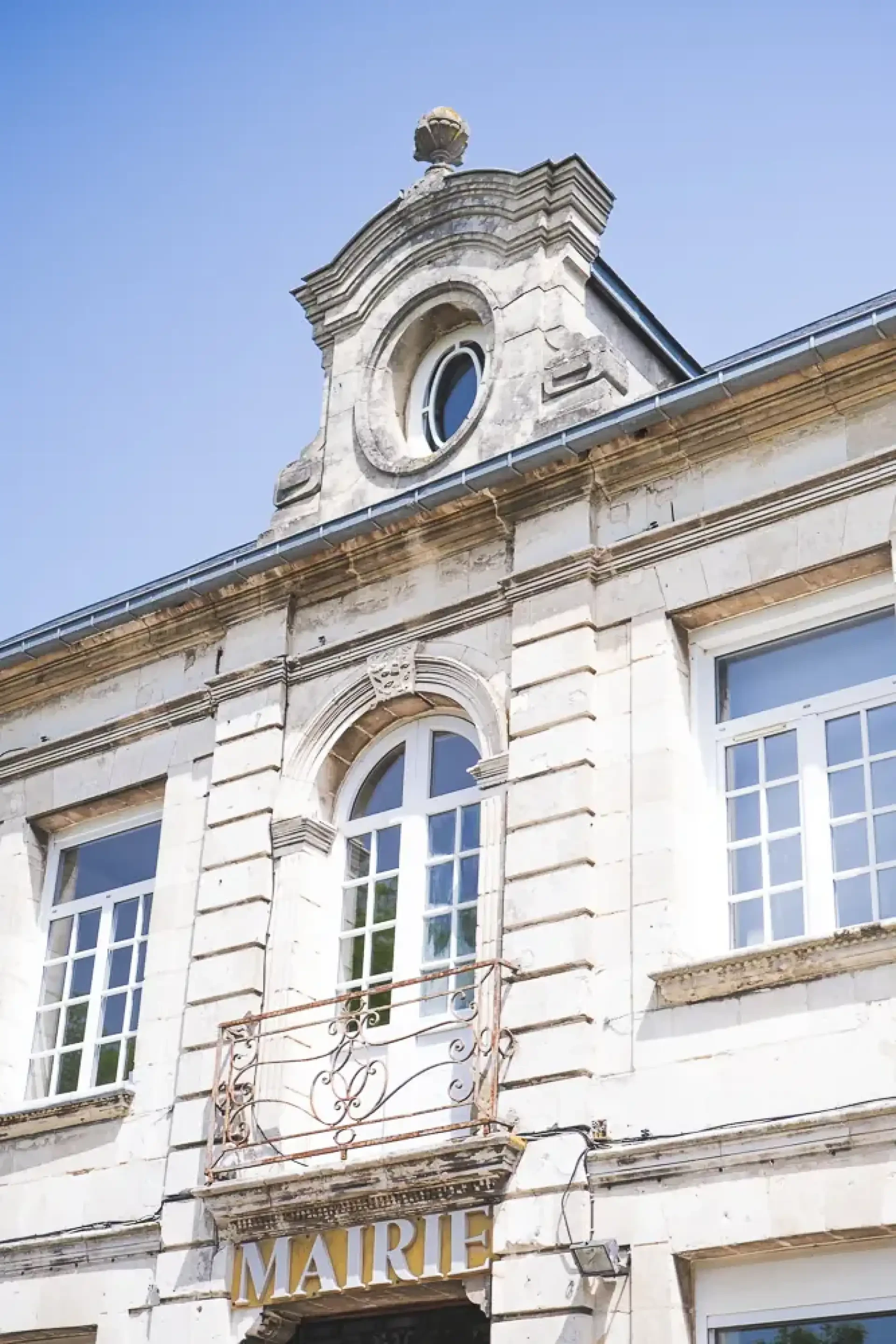 Façade de la mairie d’Anzin-Saint-Aubin vue en contre-plongée.