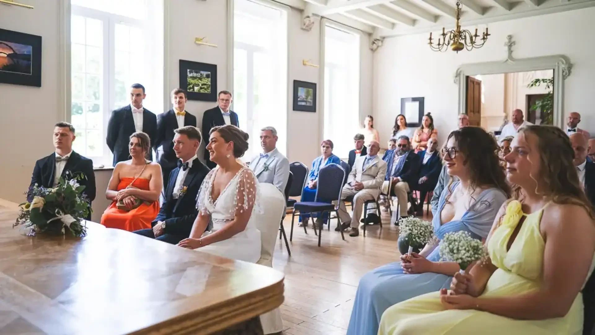 Invités réunis dans la salle claire de la mairie pour la cérémonie civile.