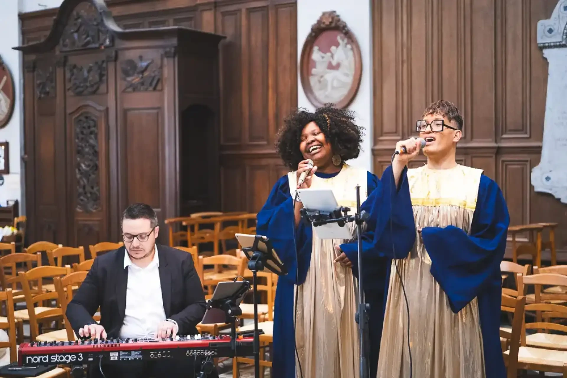 Chanteuses de gospel et pianiste pendant la cérémonie religieuse.