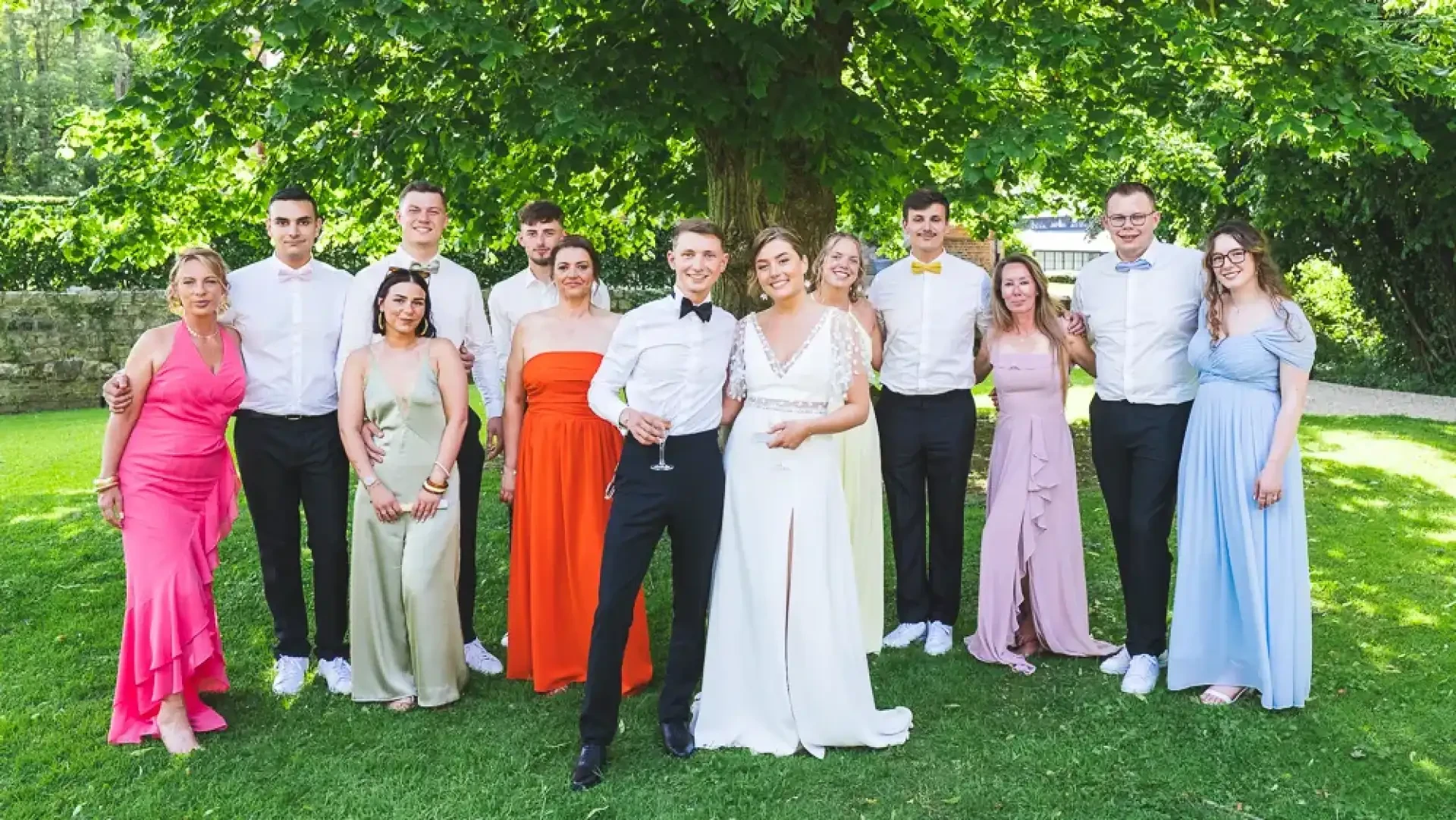 Célia et Louis entourés de leurs proches dans les jardins.