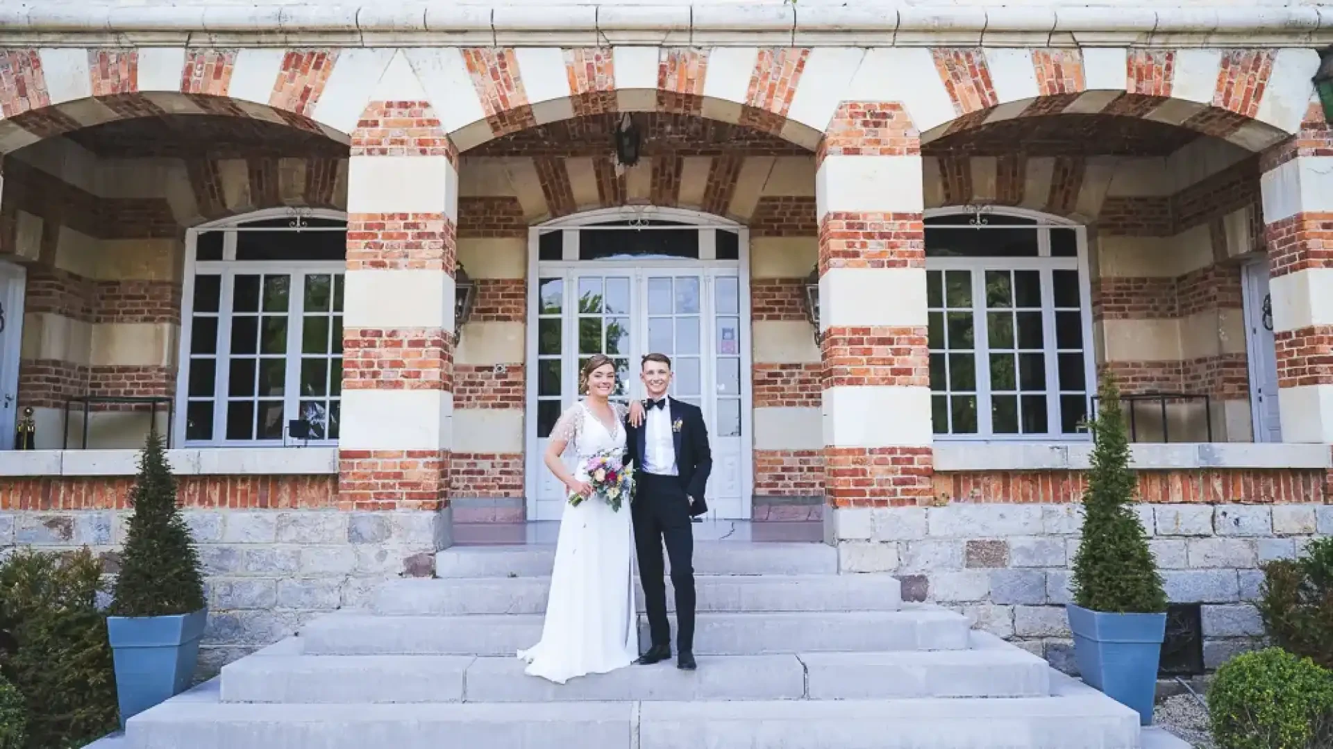 Célia et Louis posent sur les marches du Clos Barthélemy.