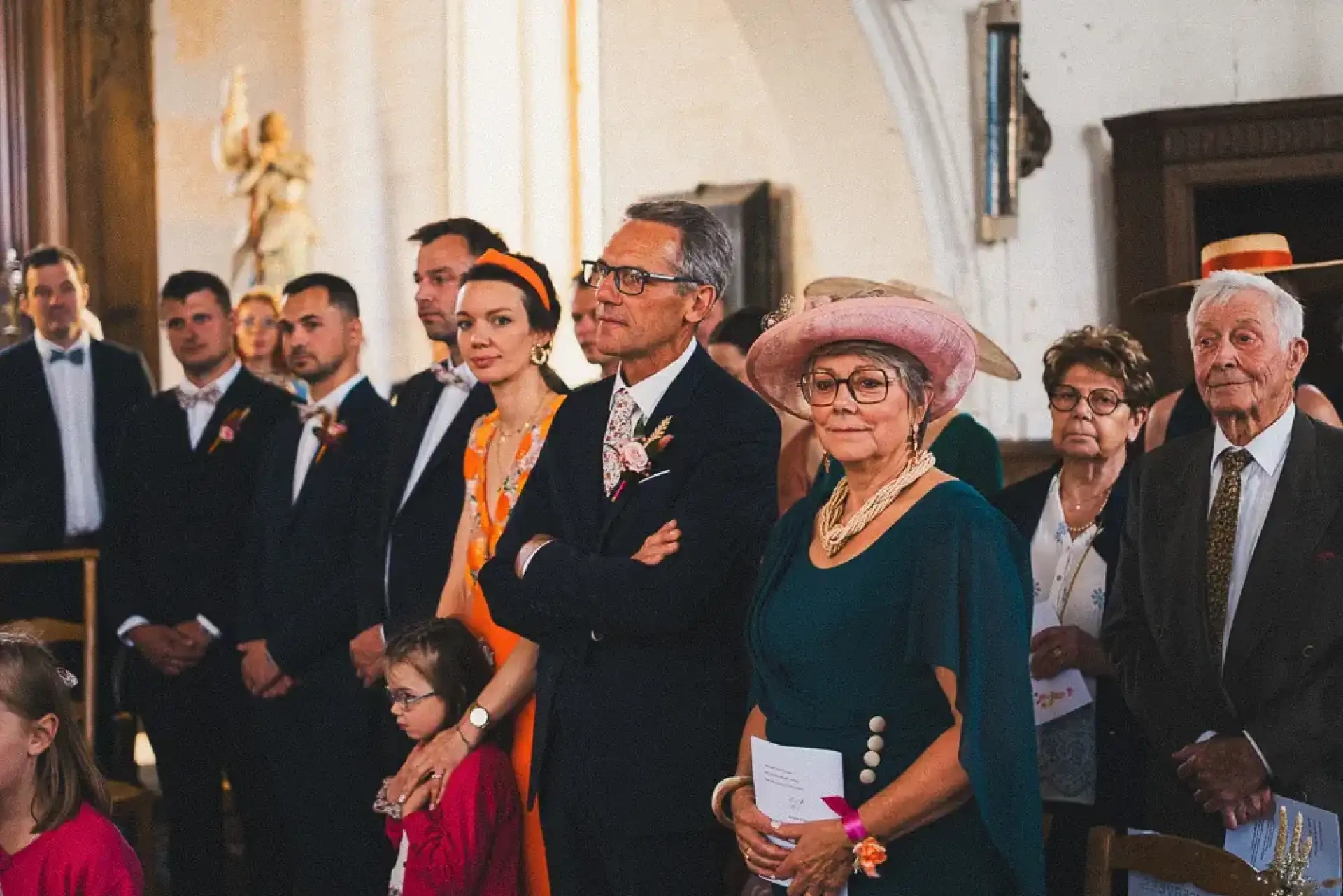 Famille et amis de Léa et Charles réunis pendant la cérémonie religieuse à Rollancourt.