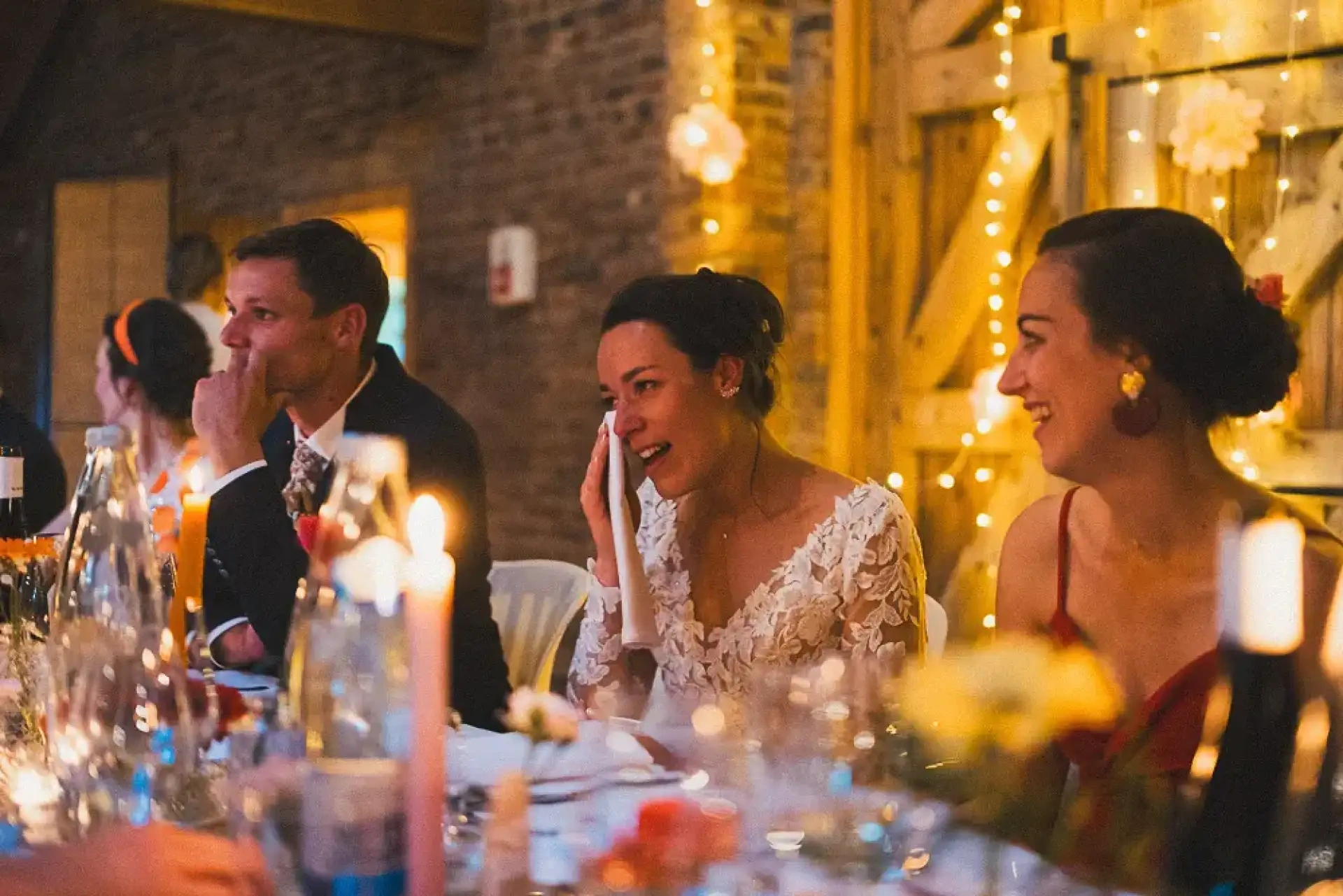 Léa essuyant une larme pendant un discours à la table des mariés.